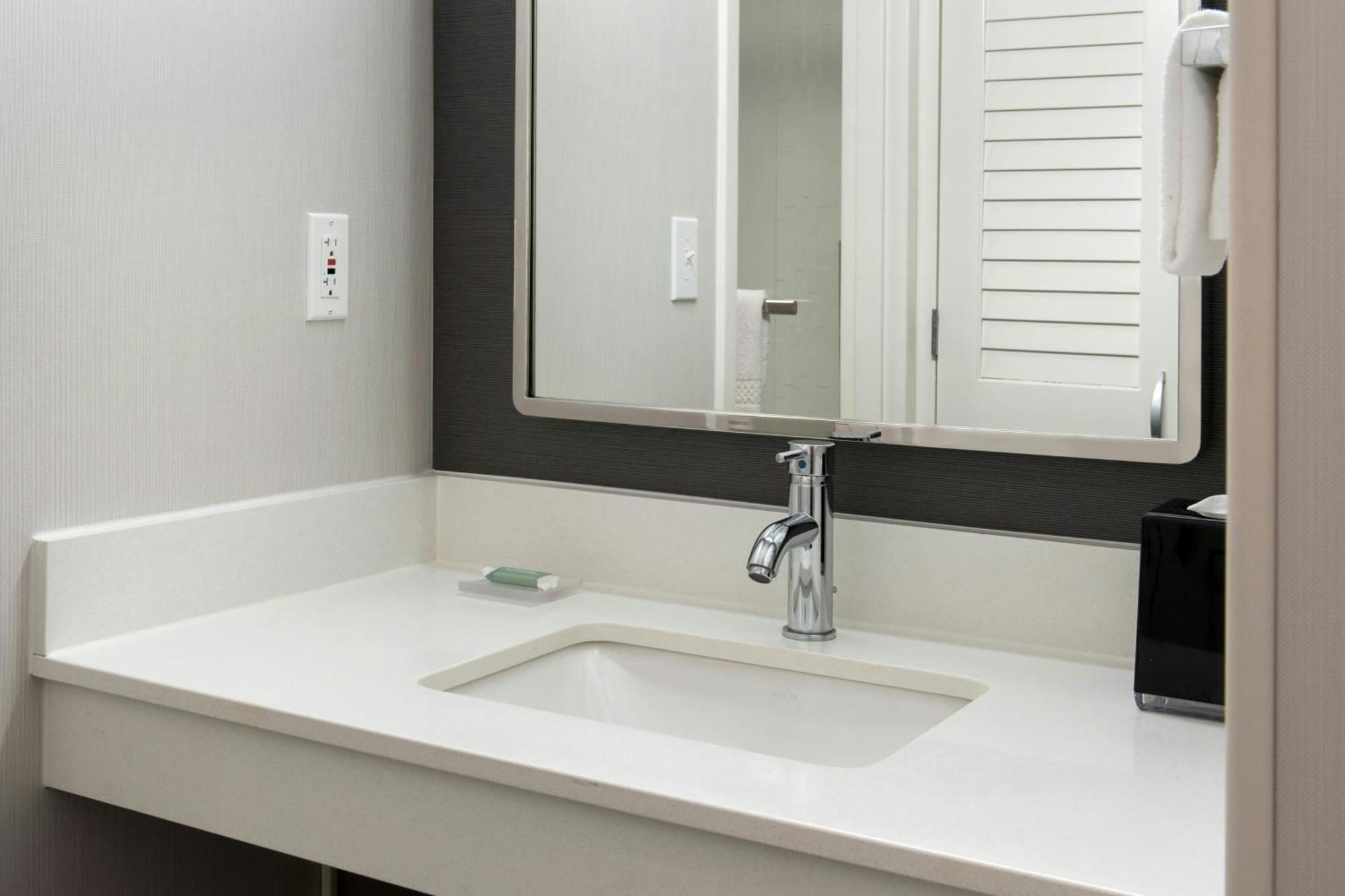 Courtyard By Marriott Silver Spring North/White Oak Bagian luar foto