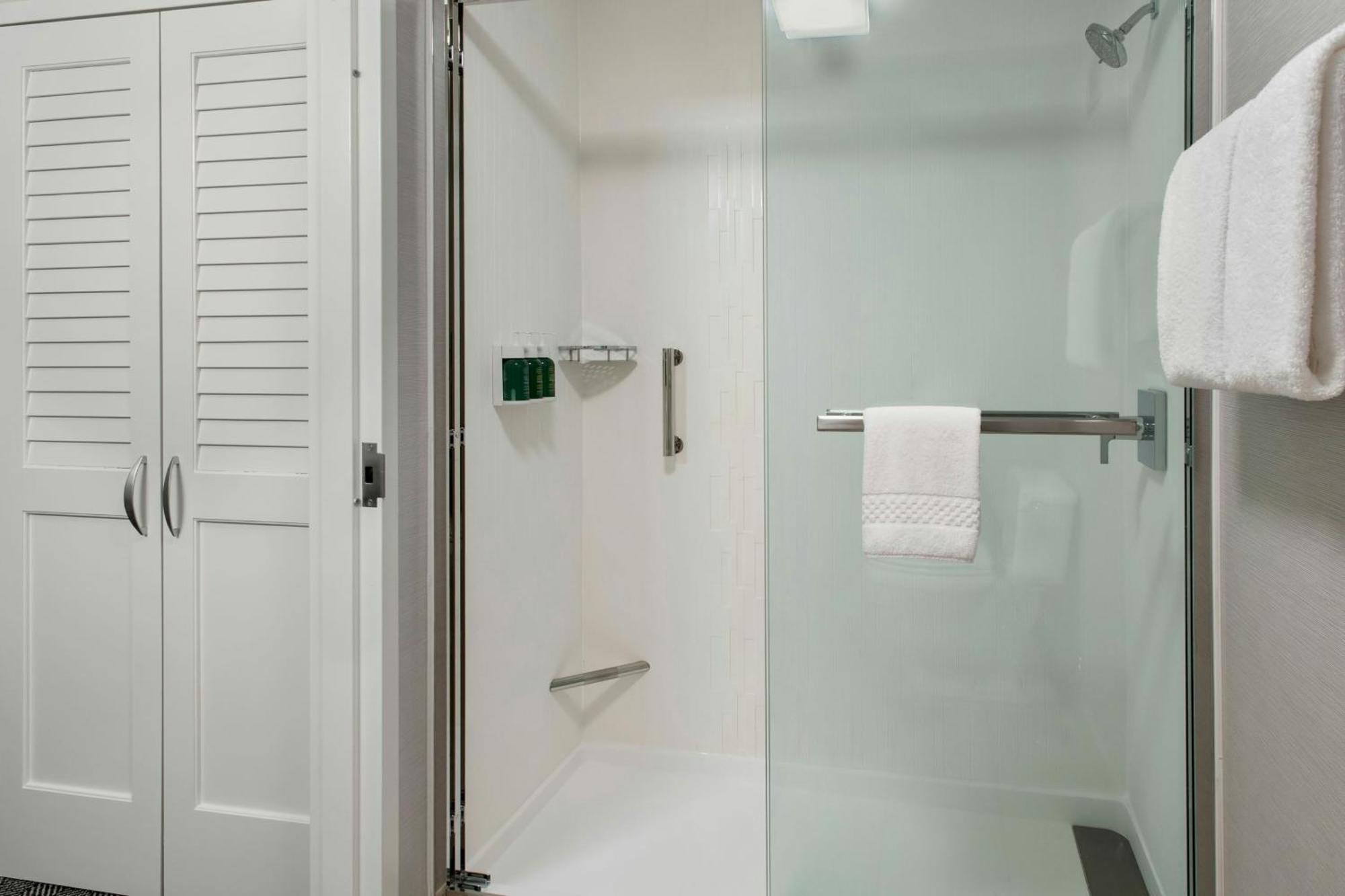 Courtyard By Marriott Silver Spring North/White Oak Bagian luar foto