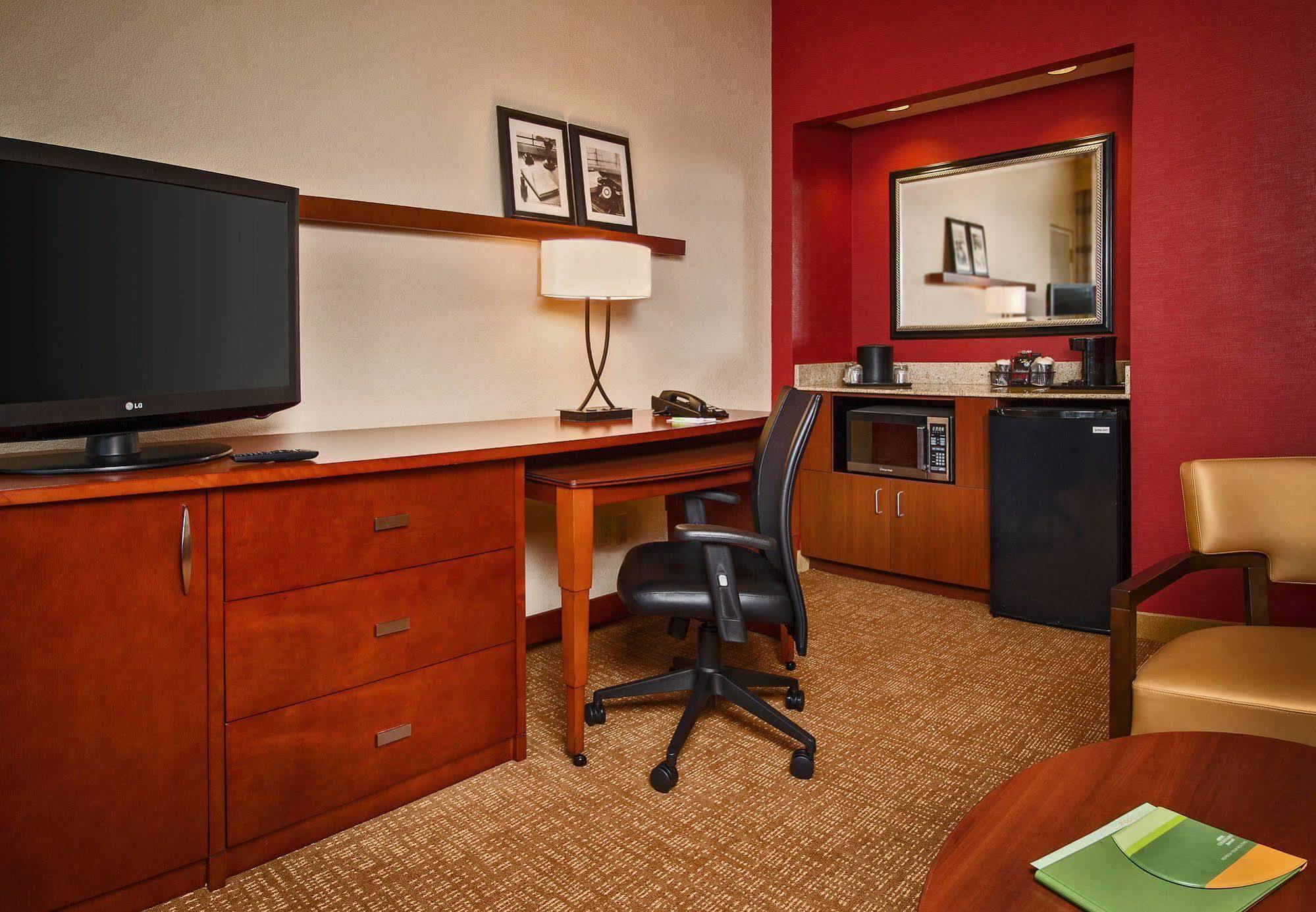 Courtyard By Marriott Silver Spring North/White Oak Bagian luar foto